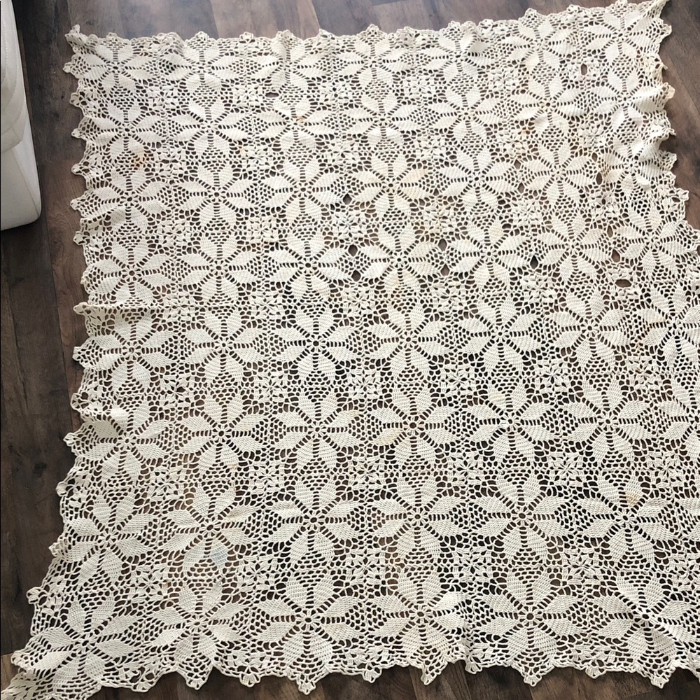VINTAGE CROCHET TABLECLOTH WITH SCALLOPED EDGES
